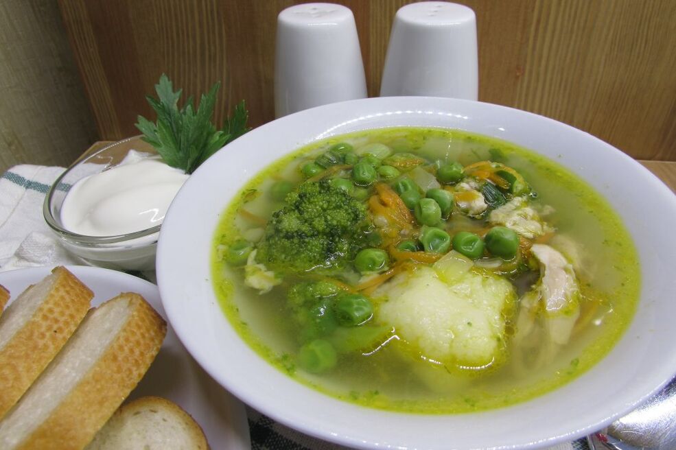 Шӯрбои гӯштӣ бо гулкарам ва брокколи